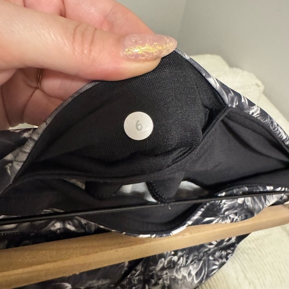 Lululemon Full Length Leggings Size 6 Floral pattern Grey and Black tights - Picture 6 of 6